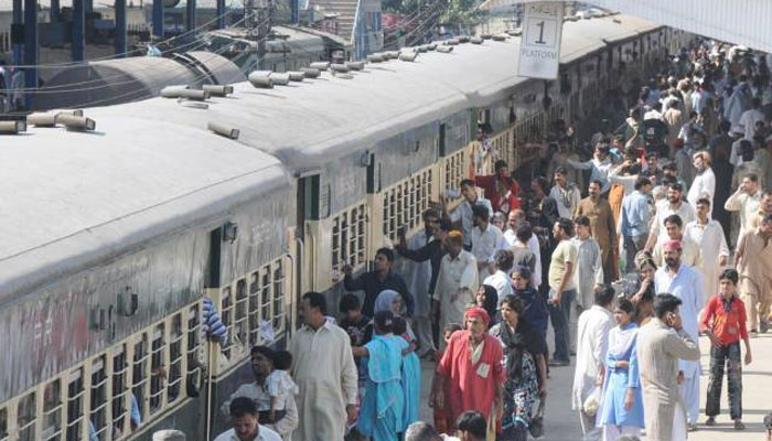 کراچی سے عید کی پہلی خصوصی ٹرین پشاور کیلئے روانہ