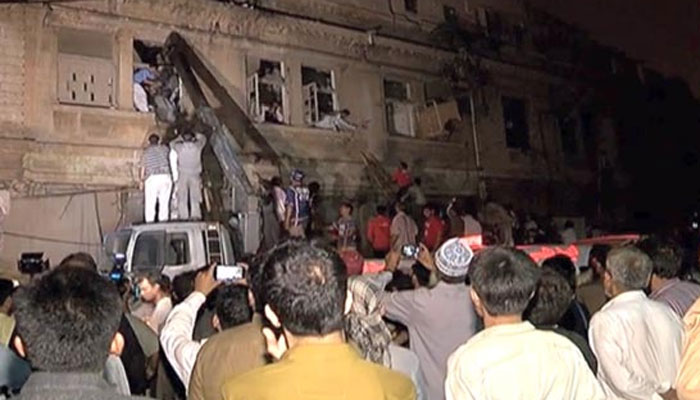 کراچی میں شاہین کمپلیکس کےقریب عمارت منہدم،2افرادجاں بحق