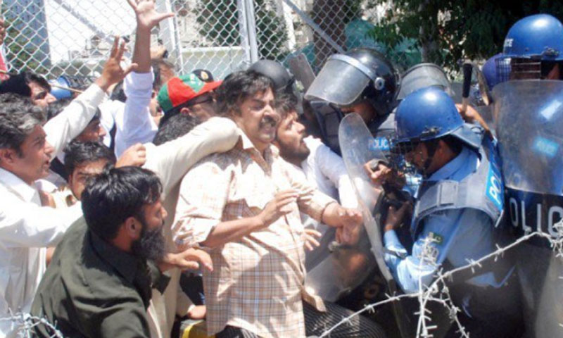 نیب ہیڈ کوارٹر کے باہرپی ٹی آئی کا احتجاج بدنظمی کا شکار