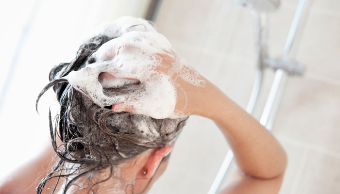 یقیناً آپ بھی شیمپو کرتے ہوئے یہ غلطیاں کرتے ہونگے