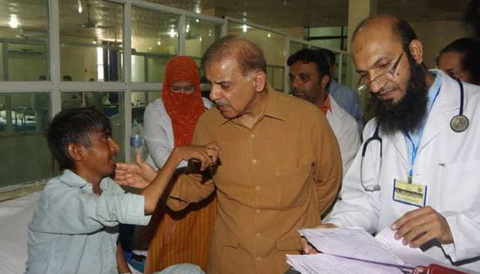 وزیراعلیٰ پنجاب شہبازشریف کااچانک جنرل اسپتال لاہور کا دورہ