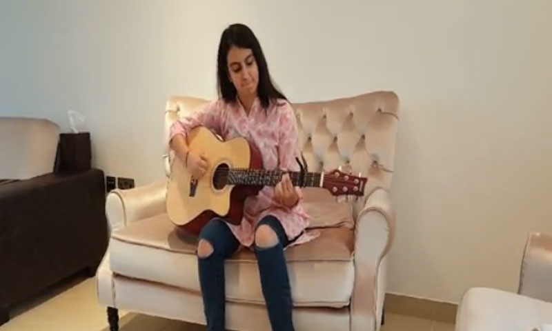 دنیا کے حالات پر چودہ سالہ لڑکی کا گانا وائرل