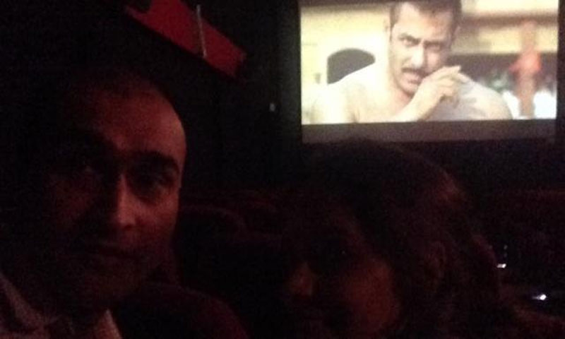 شوہر نے بیوی کیلئے فلم سلطان کے تمام ٹکٹس خرید لئے