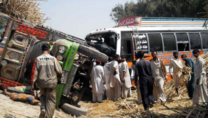 ٹھٹھہ: مسافرکوچ اورٹریلرمیں خوفناک تصادم، 9افراد جاں بحق