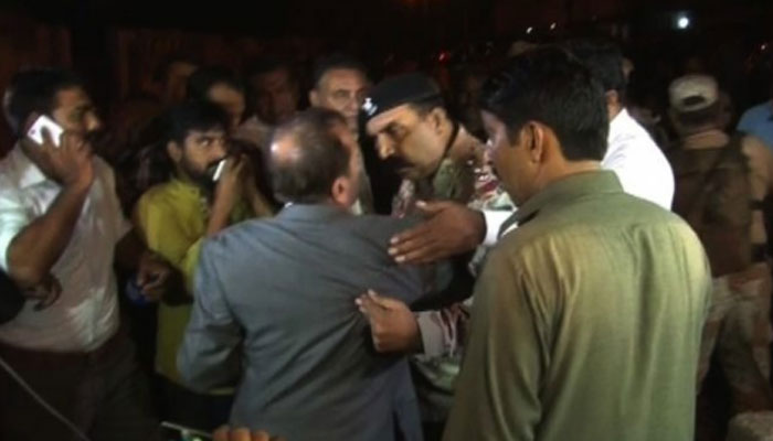 کراچی:رینجرز اہلکار متحدہ رہنماوں فاروق ستار اور اظہار الحسن کو اپنے ساتھ لے گئے
