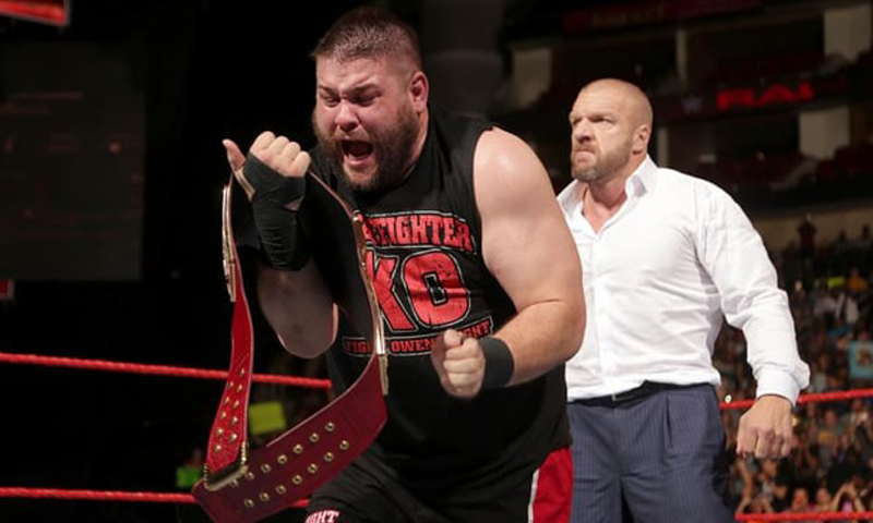 کیون اوونز ڈبلیو ڈبلیو ای یونیورسل چیمپئن بن گئے