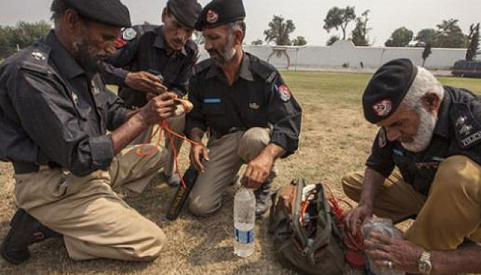صوابی پولیس نے سڑک کنارے نصب 5کلو وزنی بم ناکارہ بنادیا