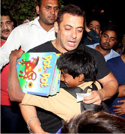 مداحوں کے ساتھ گھل مل جانے والے اداکار