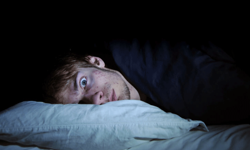 سوتے ہوئے ہم چونک کر اٹھ کیوں جاتے ہیں؟