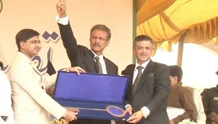 کراچی کے نومنتخب میئروسیم اختراورڈپٹی میئر ارشدوہرہ نے حلف اٹھالیا