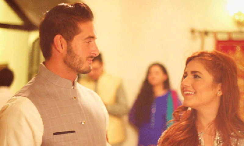 مومنہ کی منگنی پر پڑھیئے مداحوں کے دلچسپ تبصرے