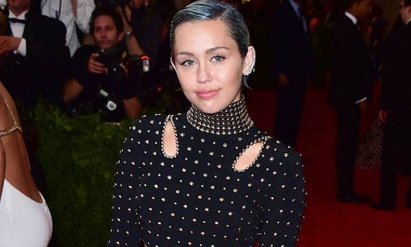 مائلی سائرس کامیڈی سیریز میں جلوہ گر