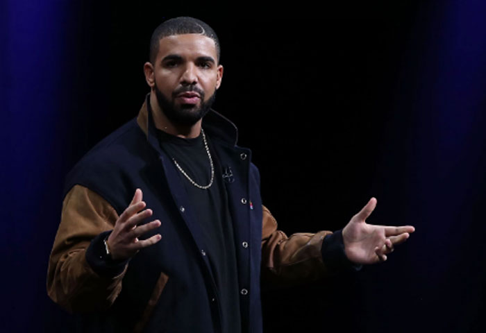 کینیڈین ریپر ڈریک کو امریکا میں لوٹ لیا گیا