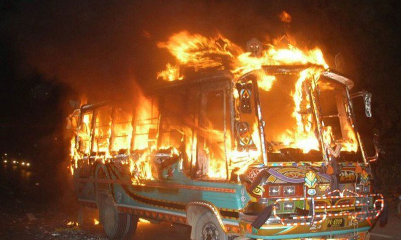 کراچی کے مختلف علاقوں میں 3بسوں اور 1ٹرک کو آگ  لگادی گئی