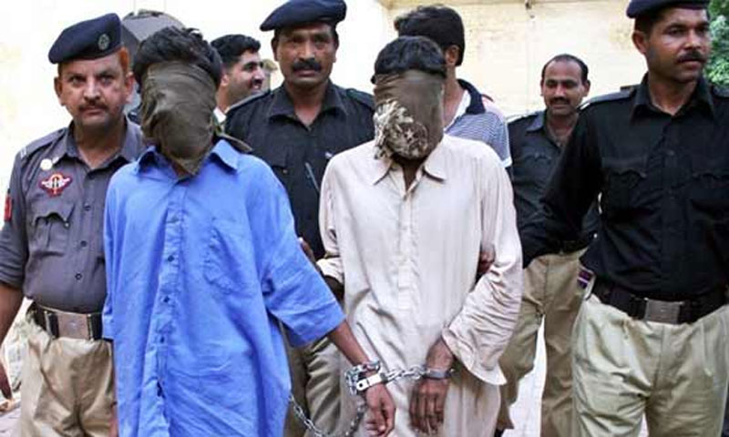 کراچی میں پولیس کی کارروائی،گینگ وار کمانڈر سمیت 30مشتبہ افراد گرفتار