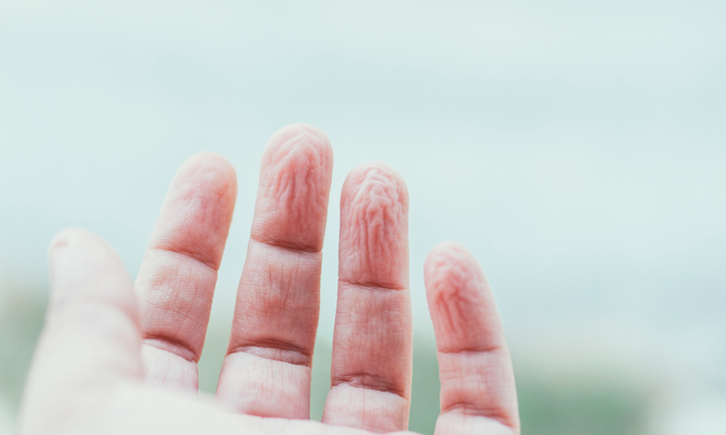 نہانے کے بعد جلد کیوں سکڑ جاتی ہے؟