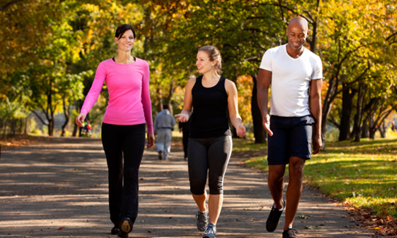 ہم چہل قدمی کرتے ہوئےہاتھ کیوں ہلاتے ہیں؟