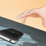 اگر موبائل فون پانی میں گر جائے تو گھبرانے کی بالکل ضرورت نہیں