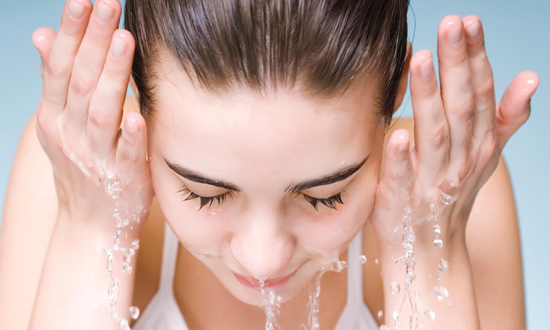 چہرے کو دھوتے ہوئے یہ سنگین غلطی ہرگز نہیں کریں