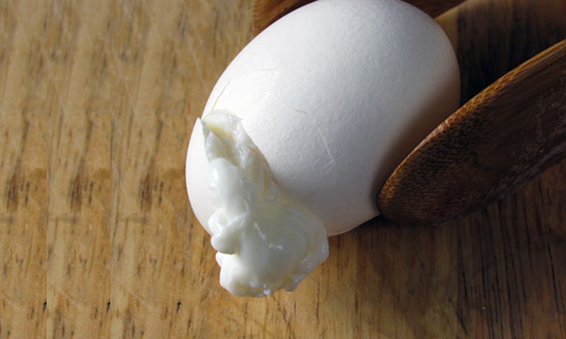 اُبلتے ہوئے انڈوں کو ٹوٹنے سے بچانے کا آسان حل