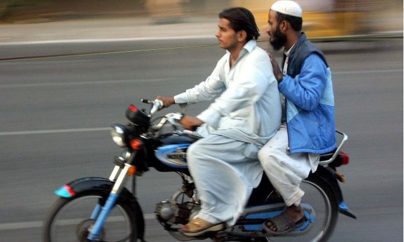 کراچی میں موٹرسائیکل کی ڈبل سواری پر عائد پابندی ختم