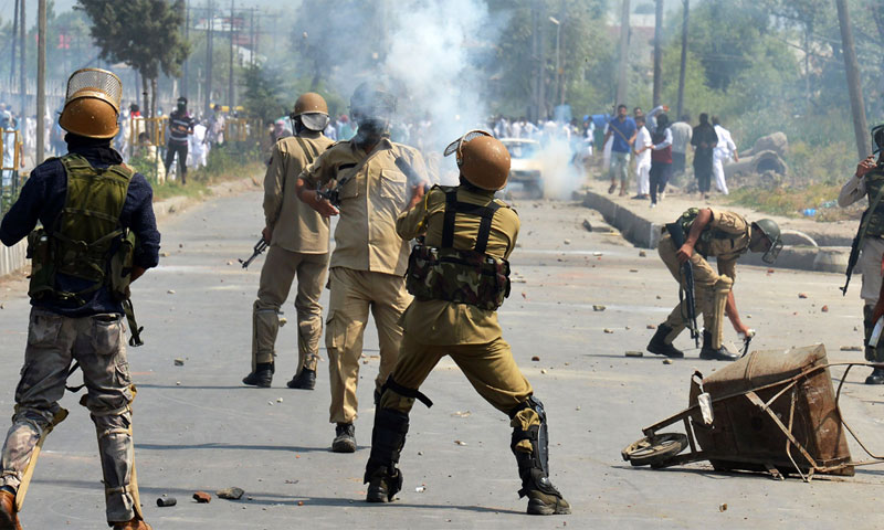 مقبوضہ کشمیر: نماز کی اجازت نہ ملی، شیلنگ اور گولیاں برسادیں &nbsp;&nbsp;