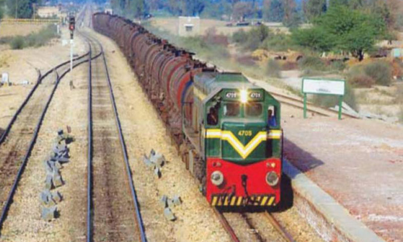 پتوکی میں مال گاڑی اوربس میں تصادم، 3افراد جاں بحق