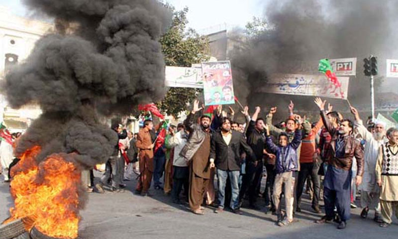 لاہور: حکومتی کریک ڈاون کیخلاف پی ٹی آئی کارکنان کا احتجاج، سڑکیں بلاک