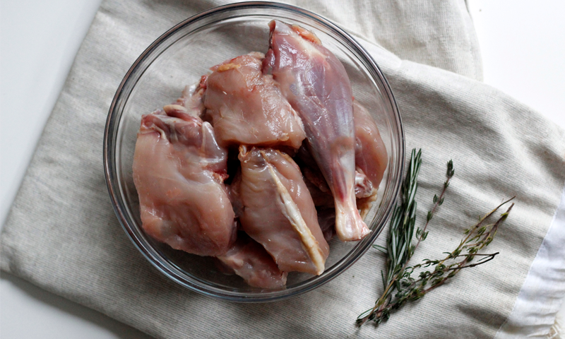 کیا آپ بھی مرغی کو پکانے سے پہلےاس کو دھوتے ہیں؟