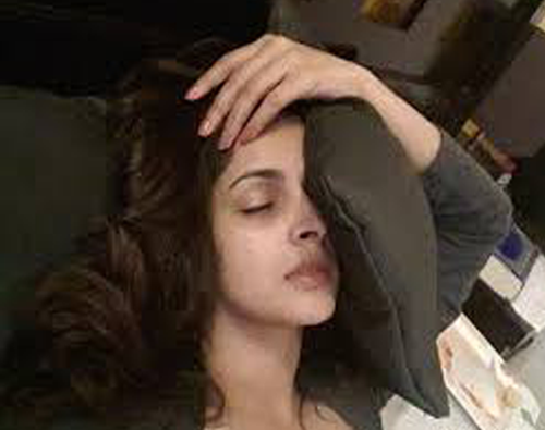 پاکستانی اداکار خواب خرگوش کا مزہ لیتے ہوئے