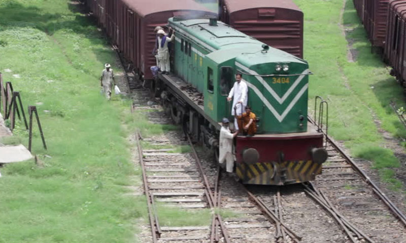 رحیم یار خان میں مال گاڑی کا انجن پٹڑی سے اترگیا