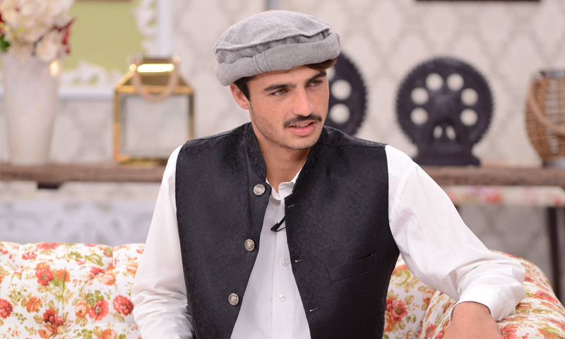 بھارتی اداکار بھی پاکستانی پرکشش چائے والے کے فین ہوگئے