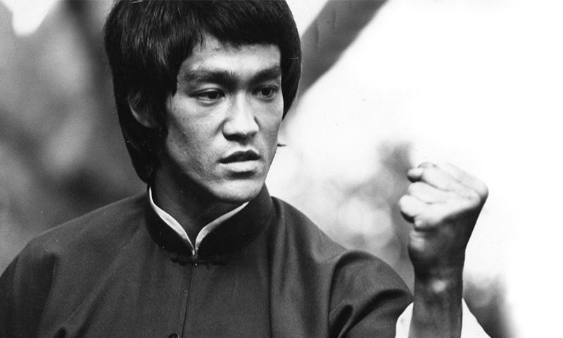 عالمی شہرت  یافتہ آرٹسٹ بروس لی کی 76ویں سالگرہ منائی جارہی ہے