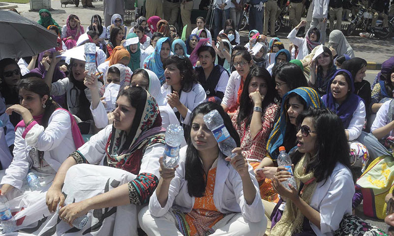 لاہور:ڈاکٹروں کا مطالبات کے حق میں احتجاج تیسرے روز بھی جاری