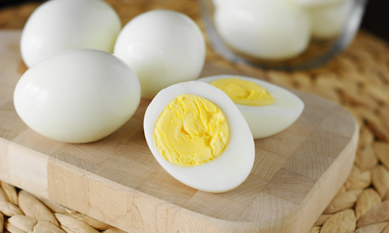 انڈوں کو اُبالنے کے بجائے یہ دلچسپ طریقہ اپنائیں