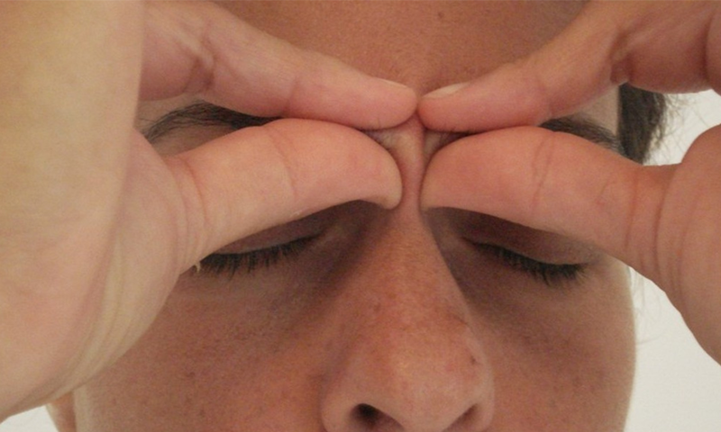 ماتھے کے اس حصے پر مساج کرنے کے چونکہ دینے والے نتائج