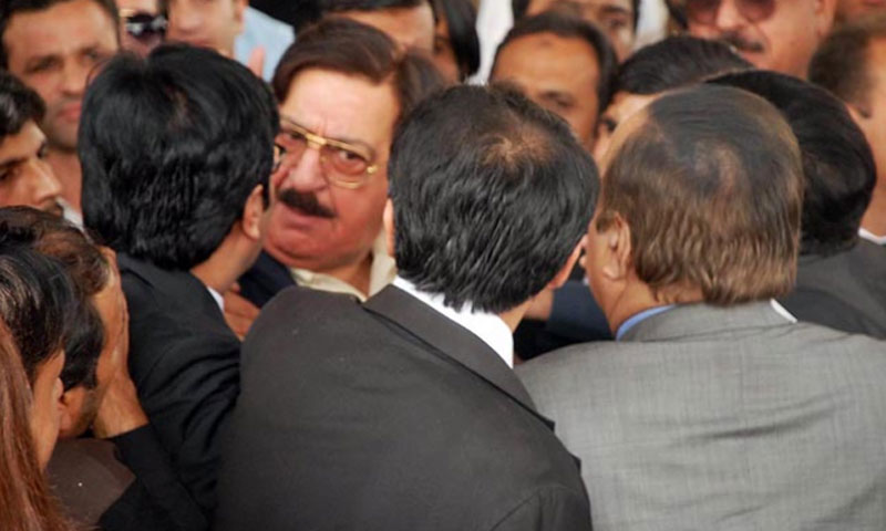 پی ٹی آئی کے نعیم الحق اور عوامی تحریک کے خرم نواز گنڈا پور لڑپڑے