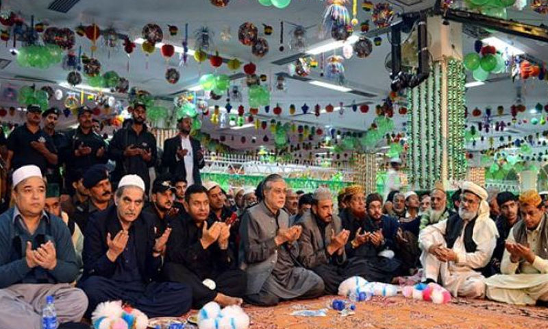 حضرت داتا گنج بخش کےسالانہ عرس کی تقریب میں اسحاق ڈار کی شرکت