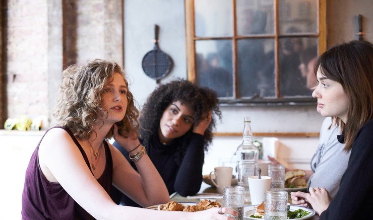 دورانِ گفتگو نظریں چُرانا کس چیز کو ظاہر کرتا ہے؟