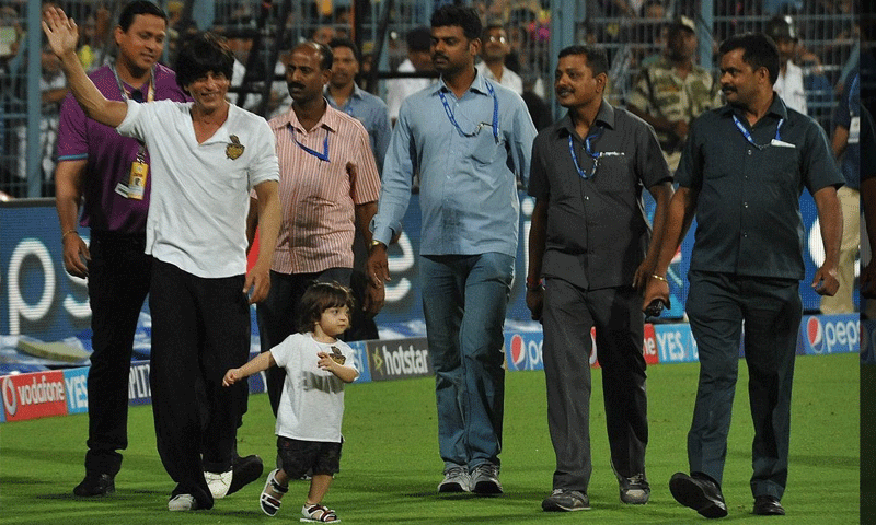 ابراہم شاہ رخ خان سے دو قدم آگے