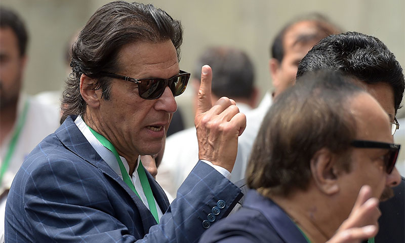 عمران خان کی سپریم کورٹ کے باہر چپل ٹوٹ گئی