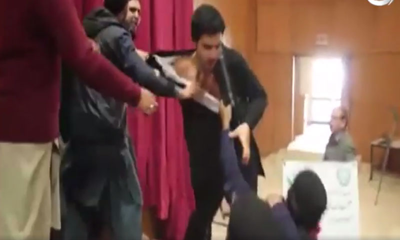 ایبٹ آباد: رکن اسمبلی اظہر جدون کی دھلائی ہوگئی