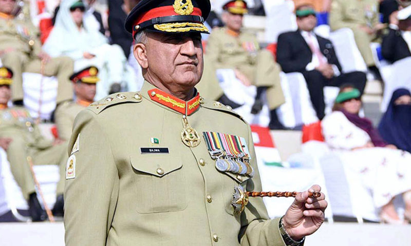 آرمی چیف قمر باجوہ کا آئی ایس پی آر آفس کا دورہ