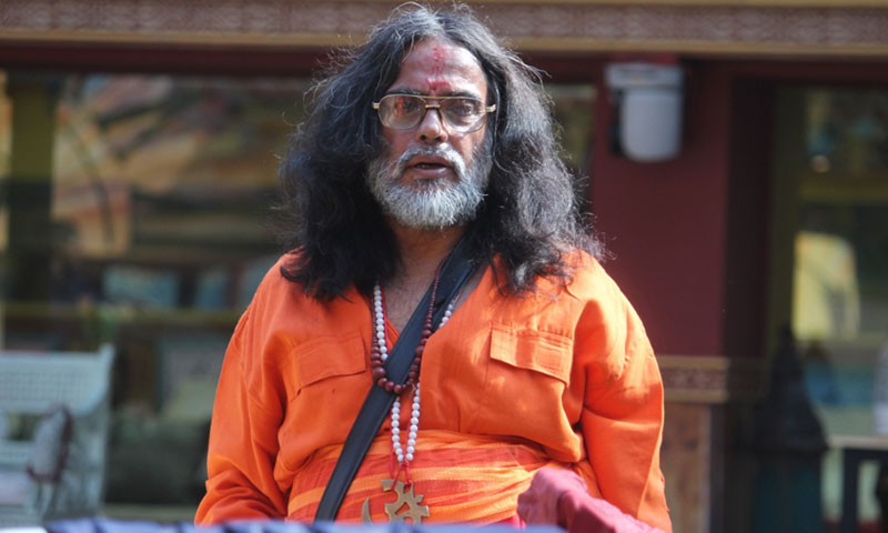 اوم سوامی کی بھارتی چینل کے لائیوشو میں دھلائی