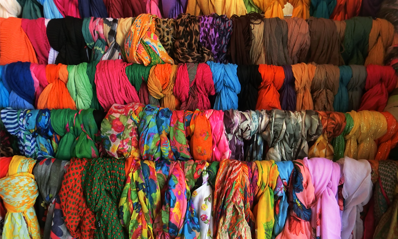 رنگ برنگی اسکارف خواتین میں بےحد مقبول کیوں ہورہے ہیں؟