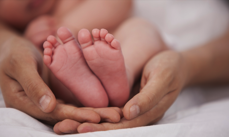 جب نومولود بچے بہت زیادہ روئیں تو فوراً ان کے پاؤں چیک کریں