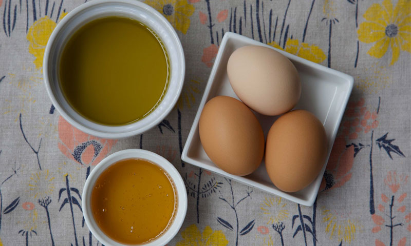 انڈے کا ماسک بالوں پر لگائیں اور پھر کمال دیکھیں