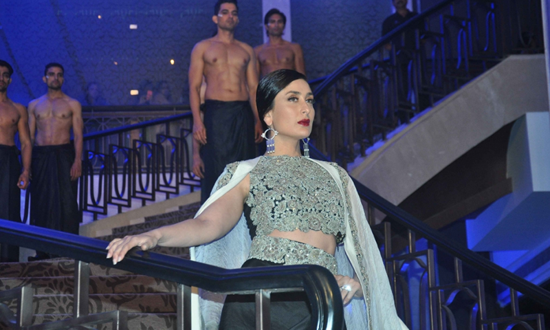 کرینہ کپور کے لیکمے میں ریمپ پر جلوے