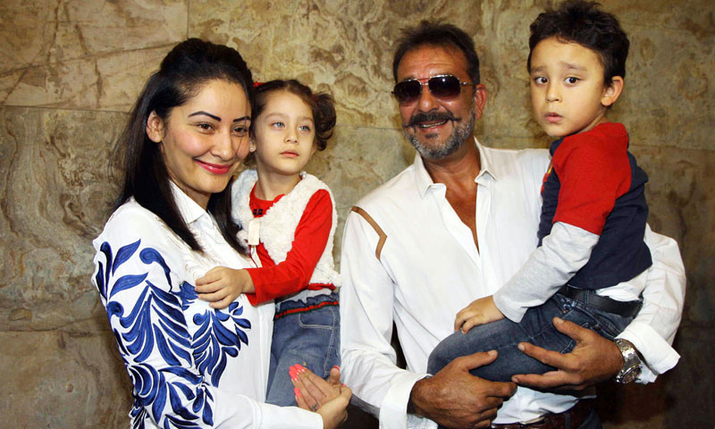 سنجے دت نے کروائی اپنی فیملی کو' اسکوٹر' کی سواری