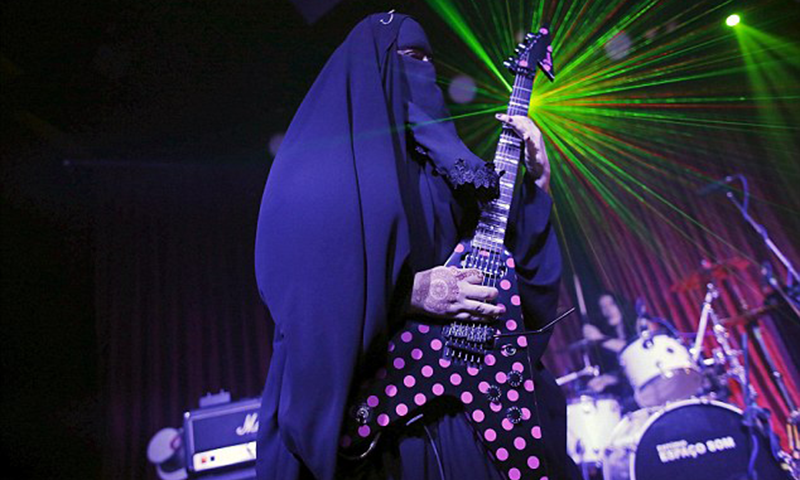 برقع پوش مسلمان گٹارسٹ،جس کے لاکھوں مداح ہیں